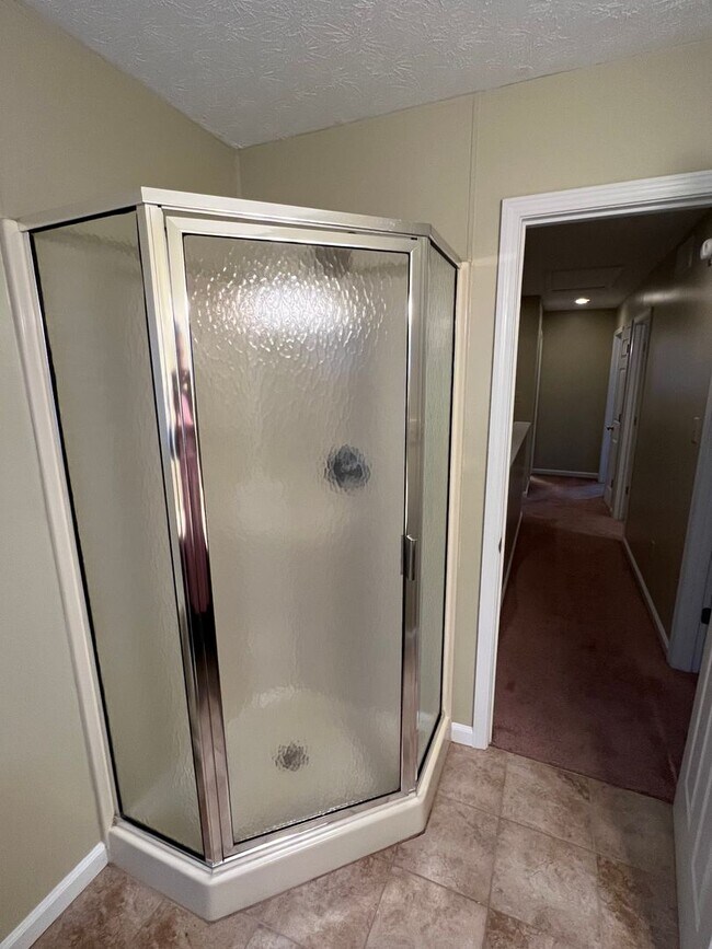 Building Photo - PRIE REDUCTION  3 Bedroom Avail August 2026; Rent $1,600