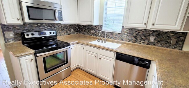 Building Photo - 3 br, 2.5 bath House - 829 Ashley Michelle...