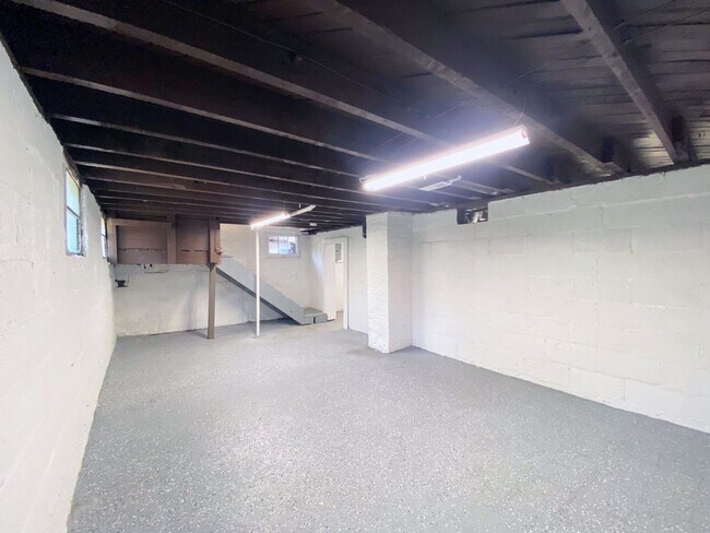 Building Photo - 3 Bed and 1 Bath Colonial for Rent in Oakwood Villiage!