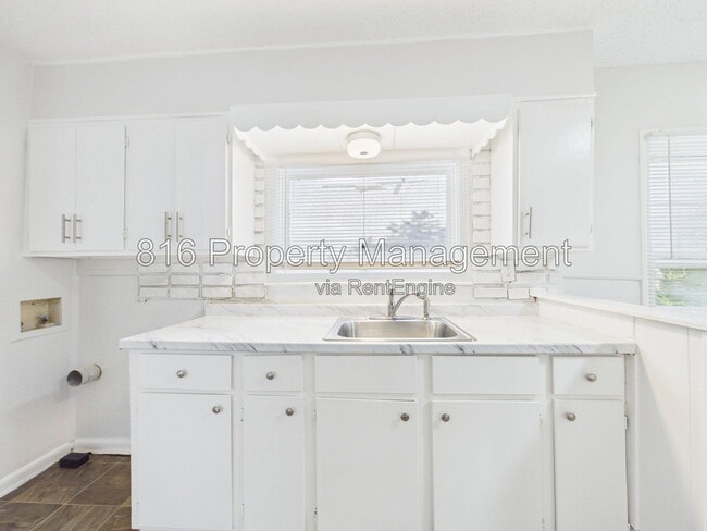 Building Photo - 1309 E 84th Terrace