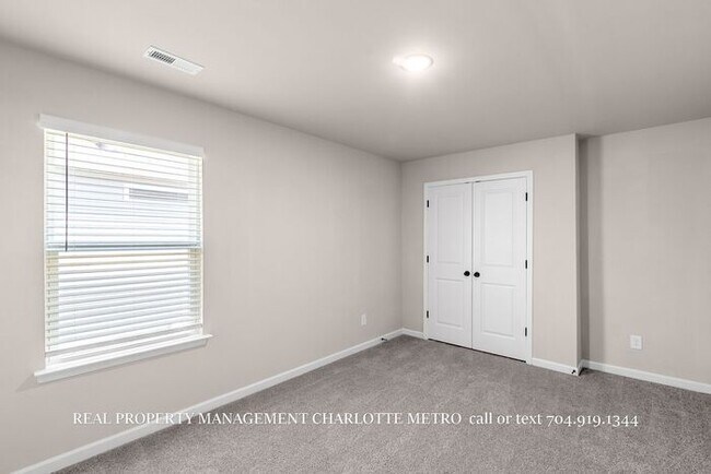 Building Photo - Stunning 4-bedroom, 2.5-bathroom home located in the vibrant city of Charlotte, NC.