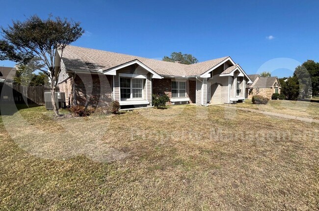 Building Photo - 1517 Yorkshire Dr