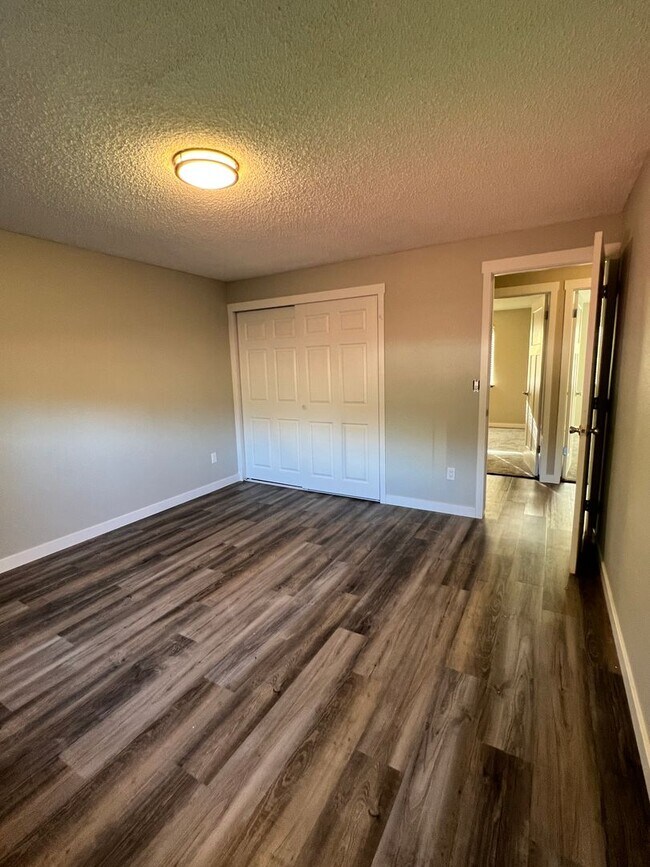 Building Photo - Cozy home next to Sage Point Elementary!