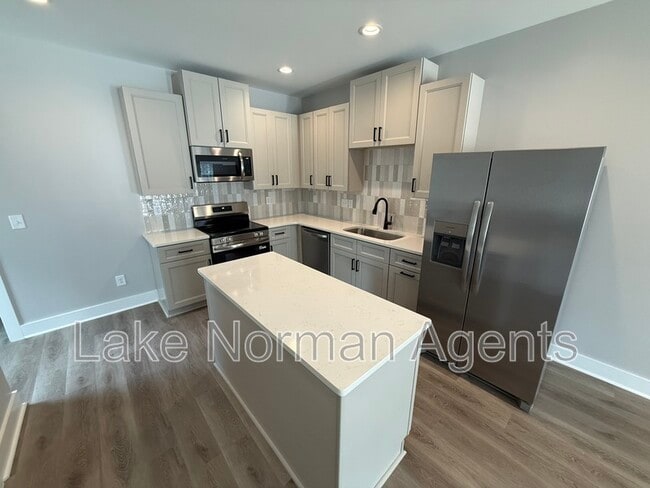 Building Photo - 525 Dellwood Dr