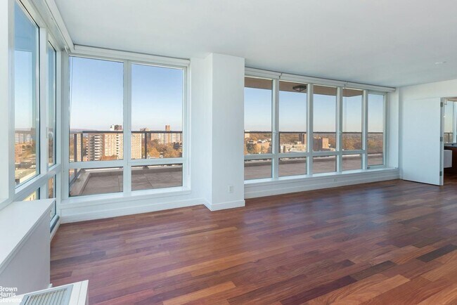 Building Photo - 640 W 237th St