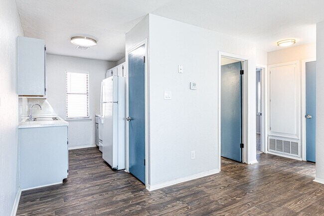 Building Photo - Spacious two-bedroom with fireplace!