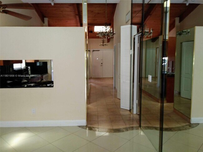 Building Photo - 2675 Parkview Dr S