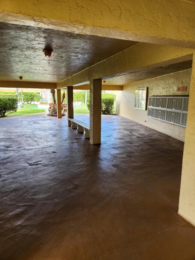 Building Photo - 600 Village Green Ct