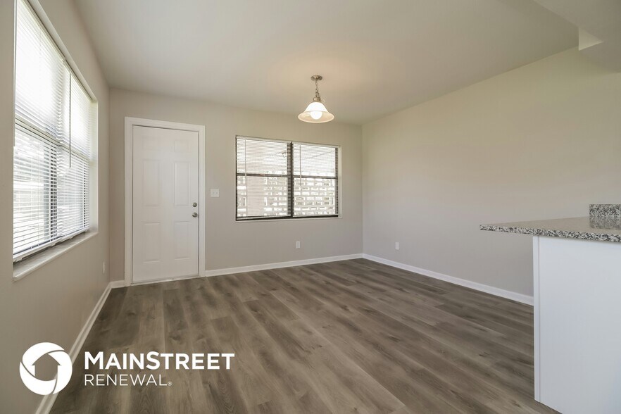 Building Photo - 568 Gardenia Cir