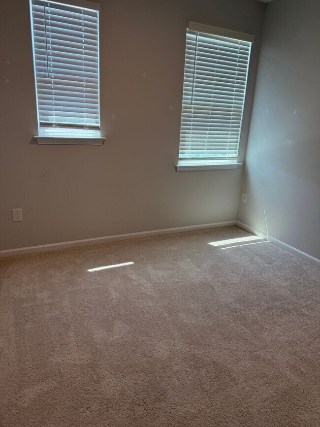 Building Photo - 1227 Commack Dr