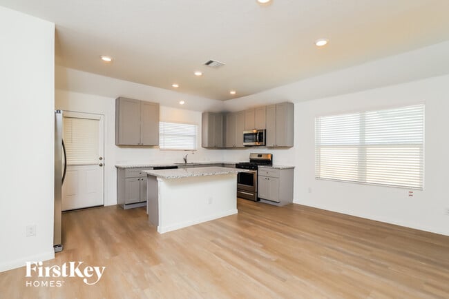Building Photo - 10650 Vinateros Dr