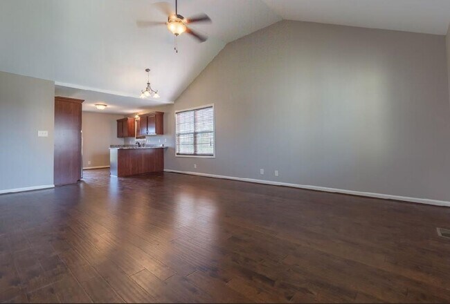 Building Photo - 3 Bedroom Dog Friendly Home For Rent!