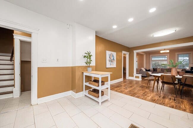 Building Photo - 215 E Mitchell Ave