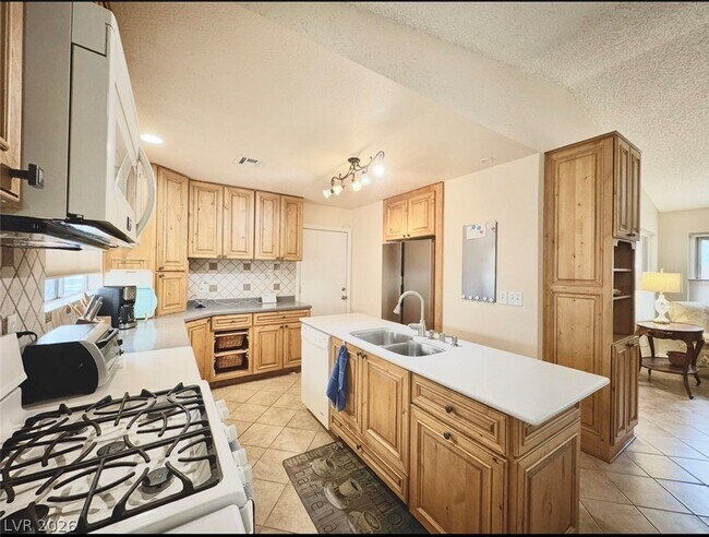 Building Photo - 525 Tabony Ave