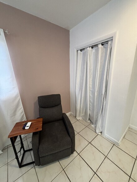 Building Photo - 6334 SW 35th St