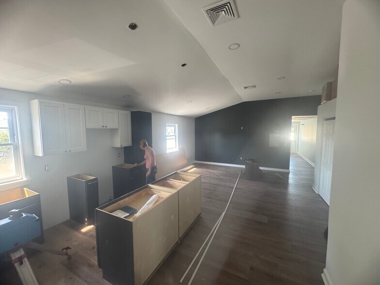 LR / Kitchen - 947 N Providence Rd