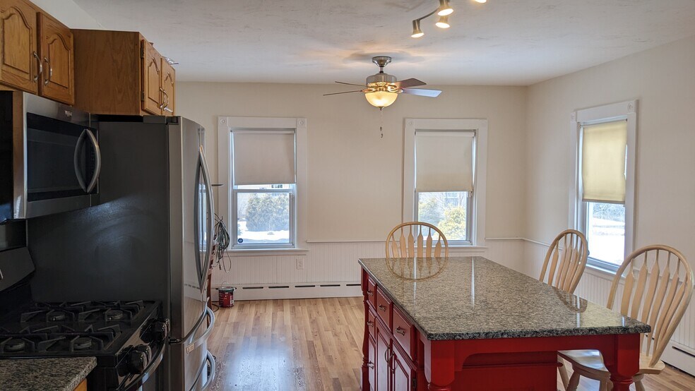 Dining area - 293 Madison St