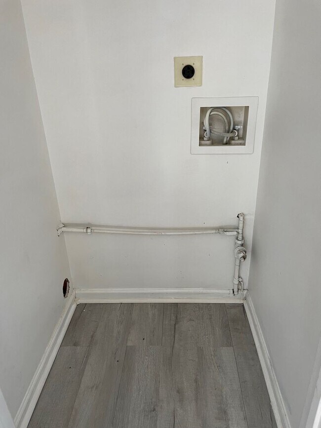 Building Photo - 1402