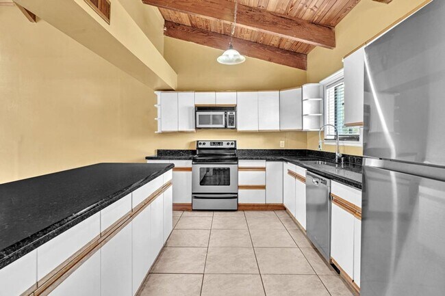 Building Photo - Beautiful 3 bedroom 2 bathroom Home in heart of  Delray Beach