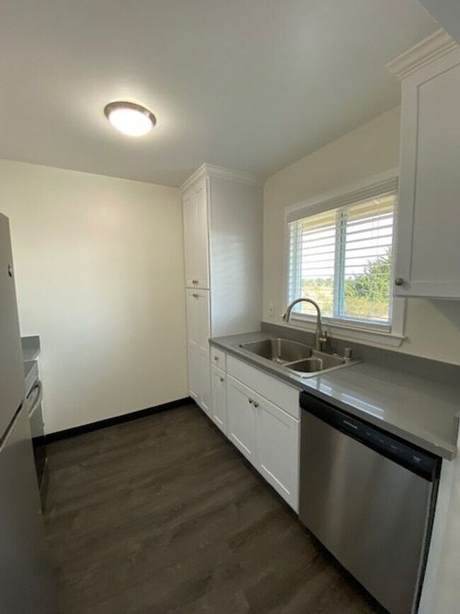 Building Photo - Upstairs beautifully renovated 1 bedroom 1...