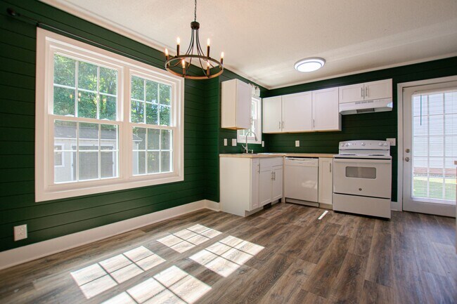 Building Photo - Updated Three Bedroom!