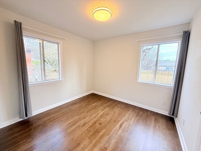 Building Photo - Updated 3-Bedroom Home with Fenced Yard & Garage in Portland