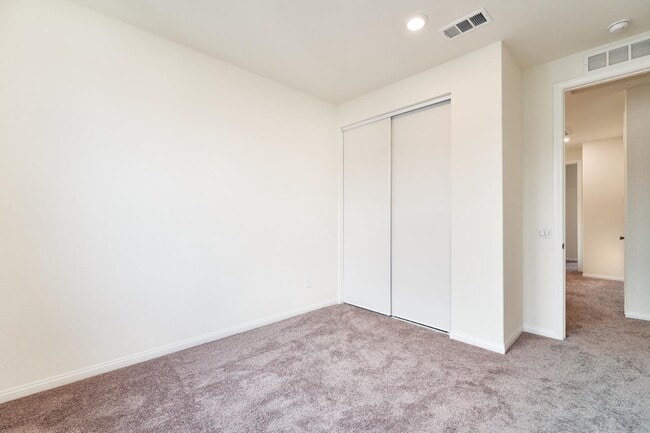 Building Photo - 729 Daniel Freeman Cir