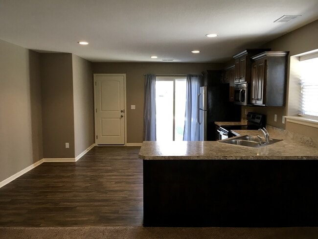 Building Photo - 2 Bed 2 Car Single Level Home in Raymore