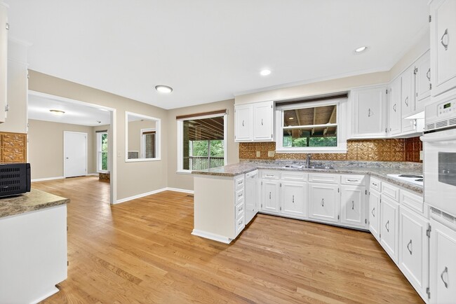 Building Photo - 121 Caldwell Dr