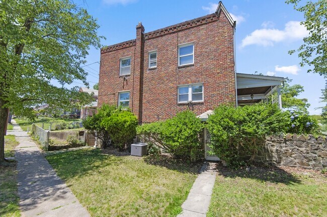 Building Photo - 2600 N Longwood St