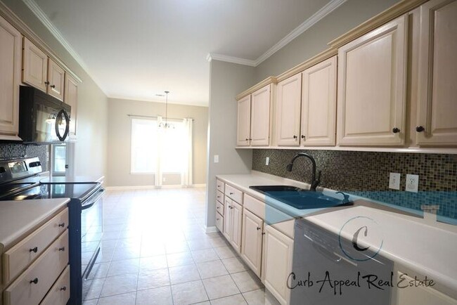 Building Photo - 4 bedroom 2 bath recently built home (Nett...