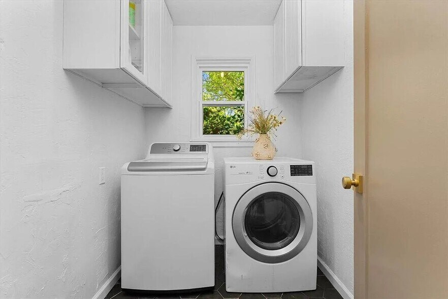 Building Photo - 2551 S Waverly Ave