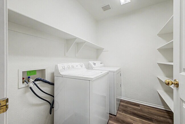 Building Photo - 16489 N Oachs Dr