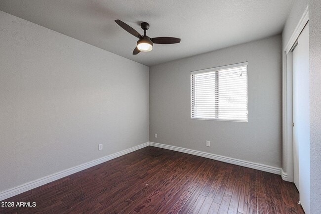 Building Photo - 2134 E Robin Ln