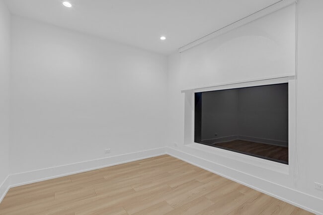 Building Photo - 505 W Elm St