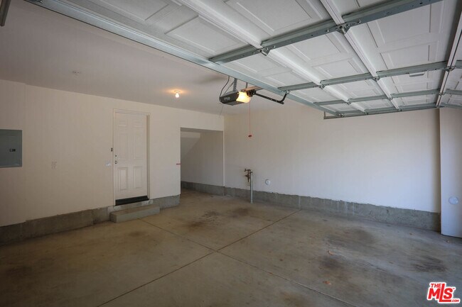 Building Photo - 720 S San Fernando Blvd
