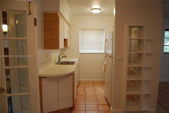 Building Photo - 270 S Melrose Dr