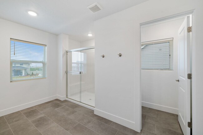 Building Photo - Move-In Ready Elegance - 4 Bedrooms! Pet Fridley!