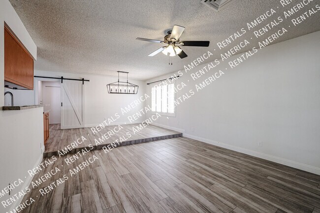 Building Photo - 10534 E Mercer Ln