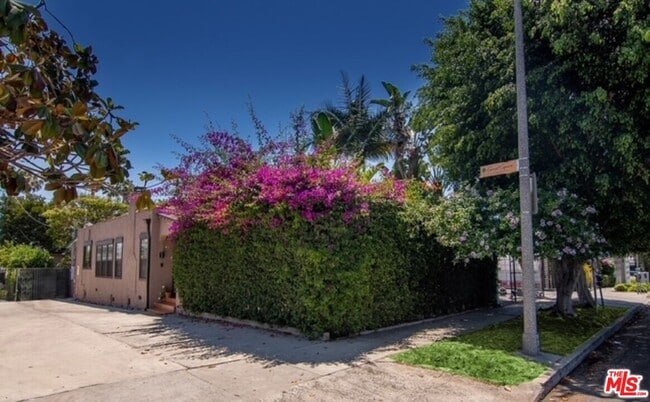 Building Photo - 1518 N Stanley Ave