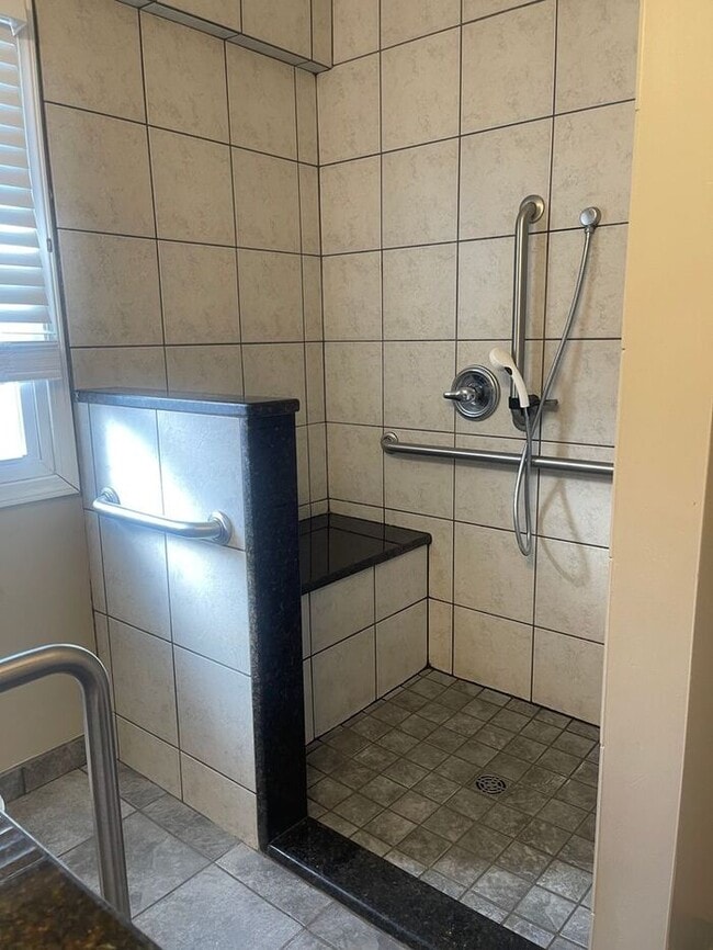 Building Photo - Luxury living at a great price!