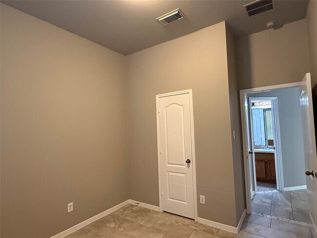 Building Photo - 16126 Saxon Hollow Ln