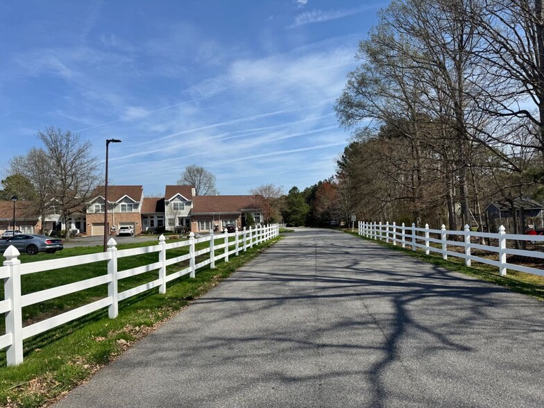 Building Photo - 8013 Bridgepointe Dr