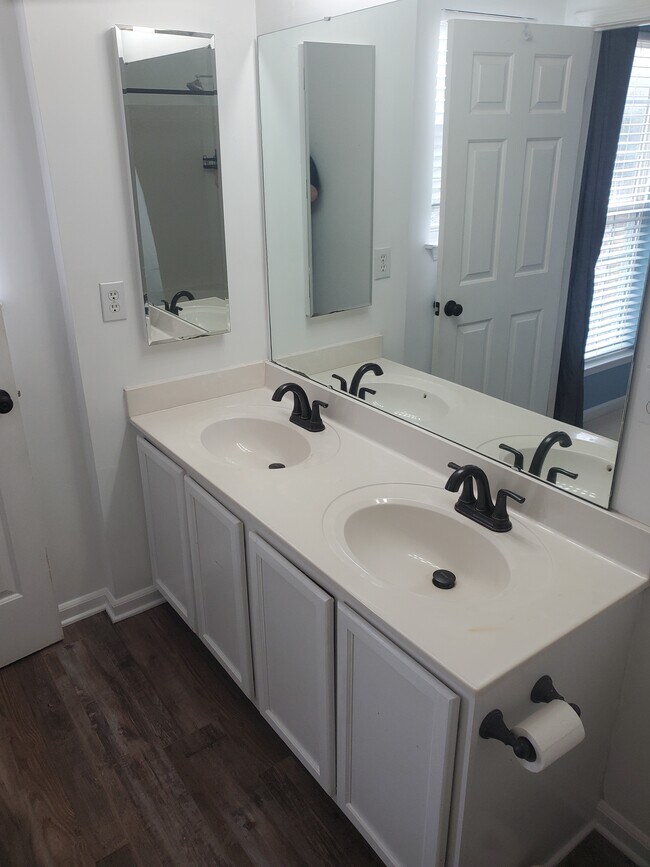 "His and her" dual sinks in master bath. - 42 Gr-Pd-51