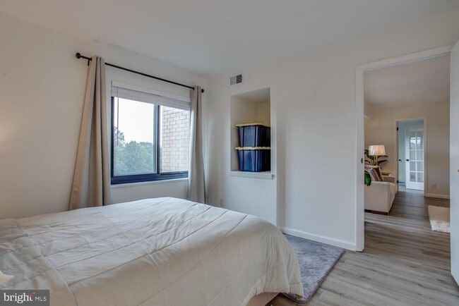 Building Photo - 203 Yoakum Pkwy