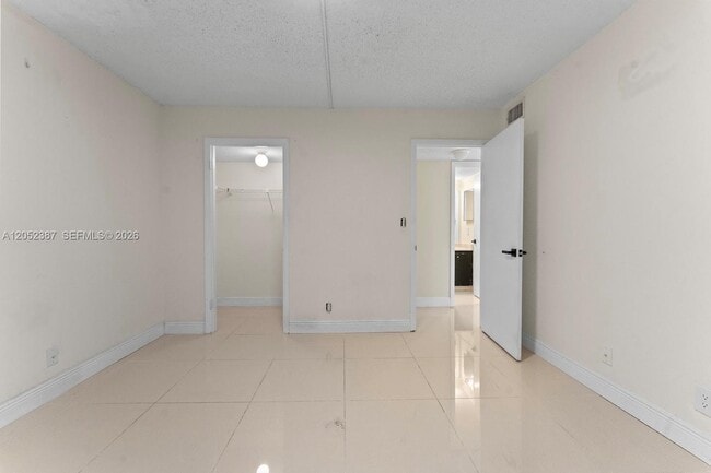 Building Photo - 430 Commodore Dr