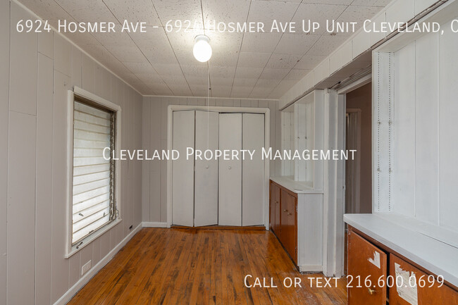 Building Photo - Newly Renovated Cleveland Duplex