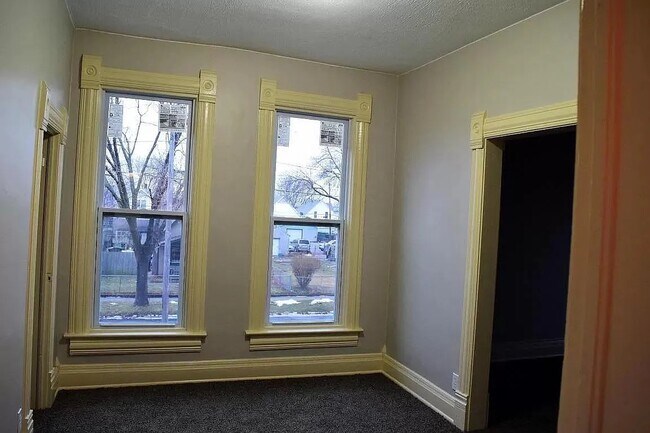 Building Photo - 910 Avenue B