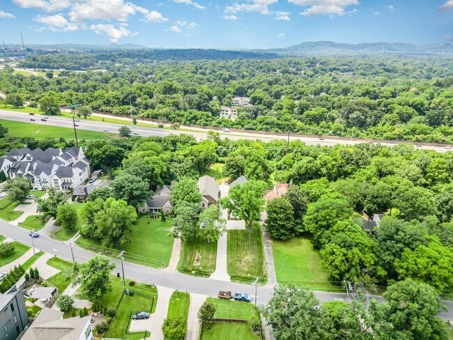 Building Photo - 909B Gale Ln