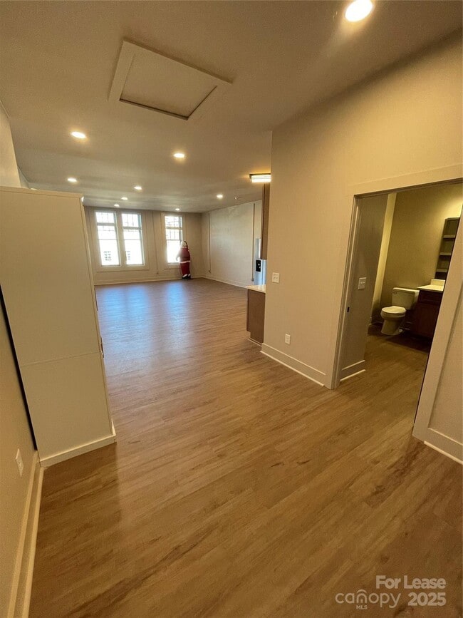 Building Photo - 233 W Main St